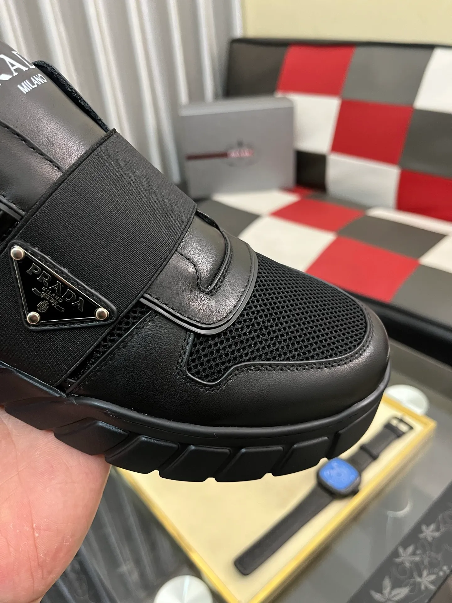 Men's shoes 💰: 560⌚⌚ high version. High-quality new PRADA counters are launched simultaneously. The new men's shoes and 😘 fabrics are selected from first-layer cowhide. Lining: Imported cowhide leather lining. 👍🏿High-end☄️Open-molded non-slip rubber outsole, exquisite lines, simple and elegant, comfortable and high-end for leisure travel. Number of yards: 38 to 44. (Can be customized for 45 non-refundable)